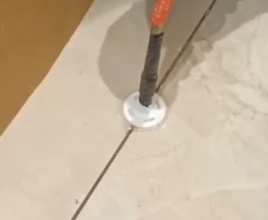 类乌齐瓷砖空鼓维修公司专业解答瓷砖在铺贴过程中，如果没有涂抹均匀到位的粘结材料（如水泥砂浆或瓷砖胶），可能会导致以下问题